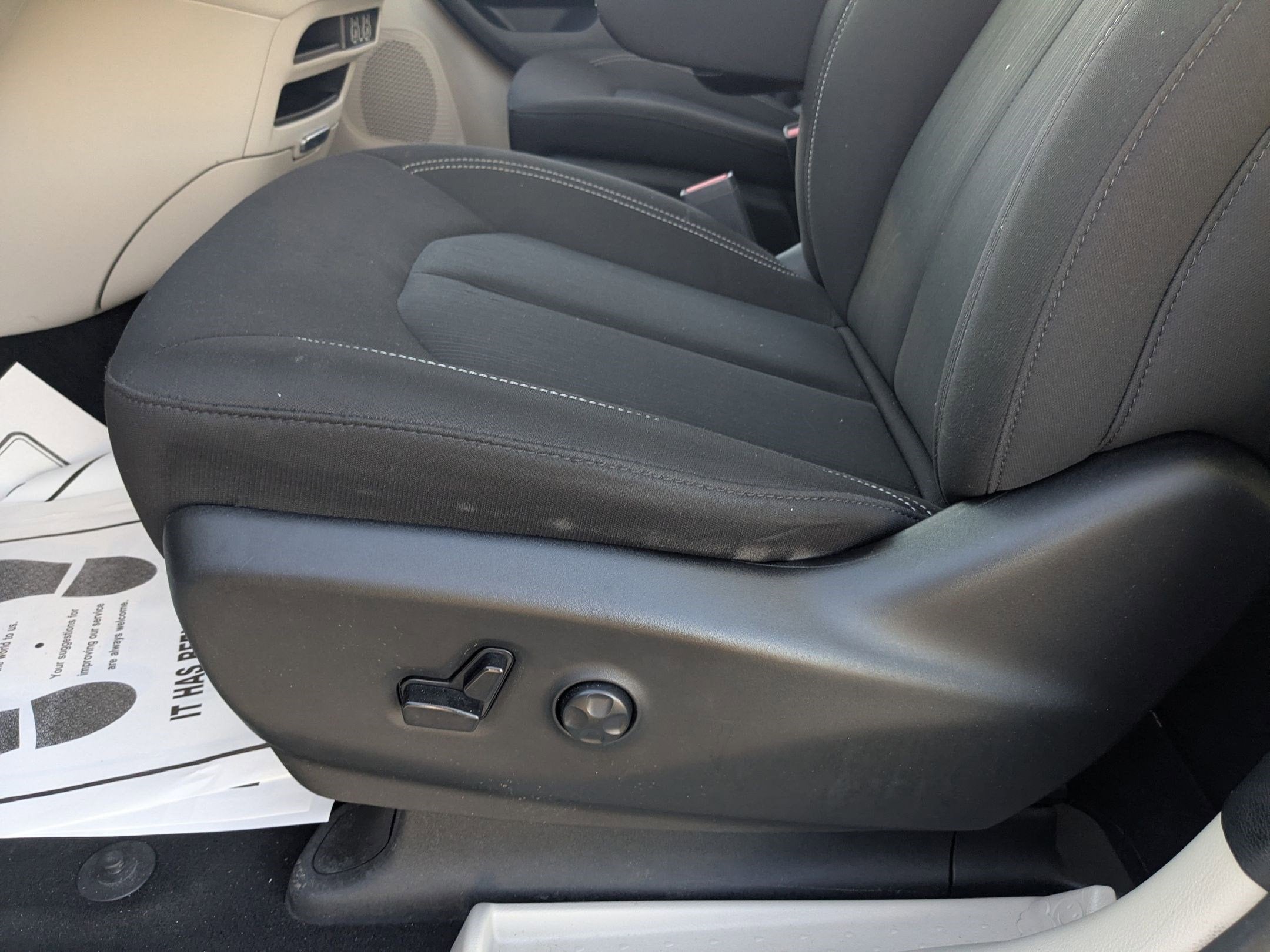 2023 Chrysler Voyager LX