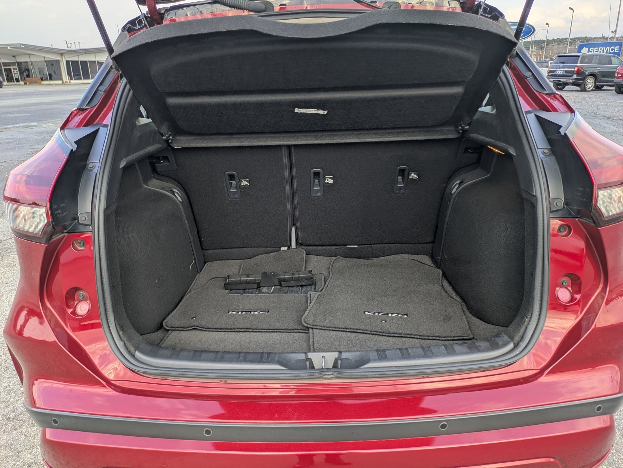 2023 Nissan Kicks SR