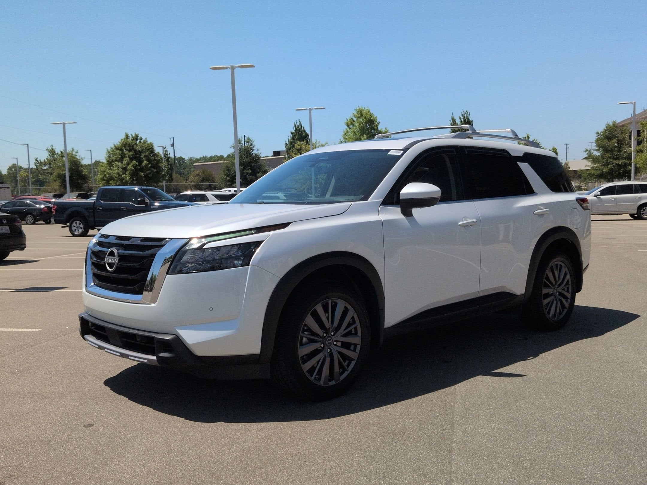 2025 Nissan Pathfinder SL