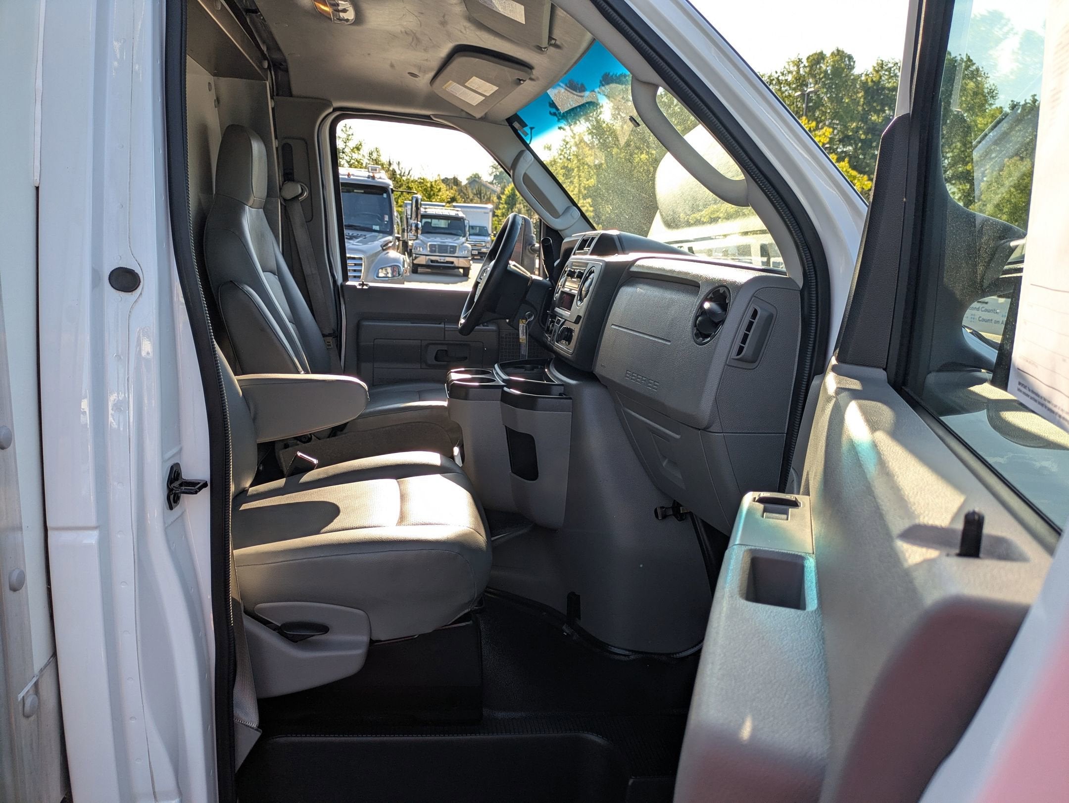 2024 Ford E-Series Cutaway Base