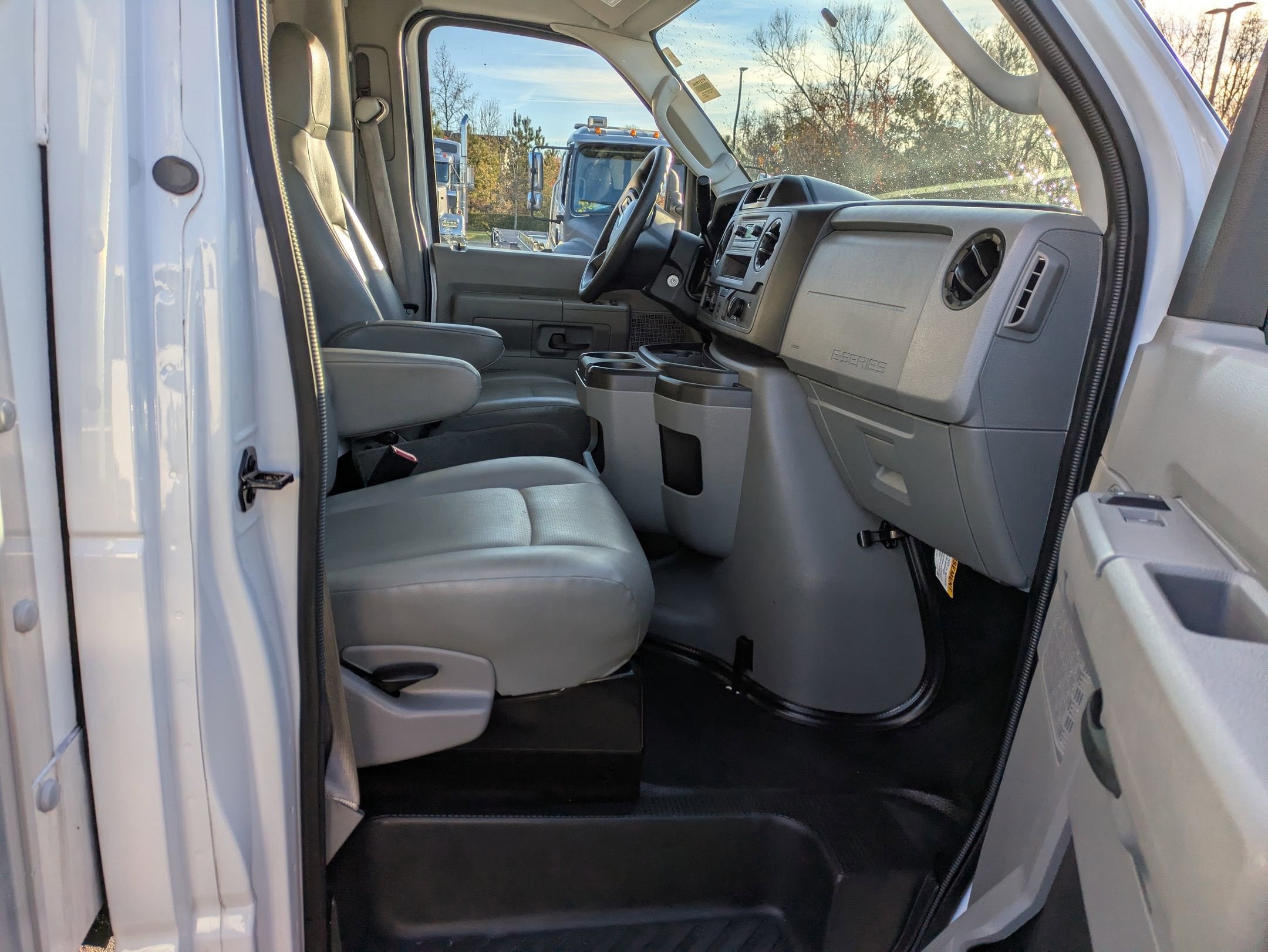 2024 Ford E-Series Cutaway Base